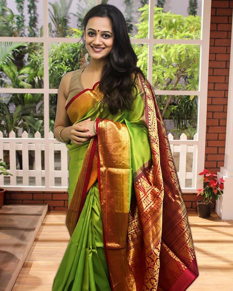 Spruha Joshi Latest Photo in saree